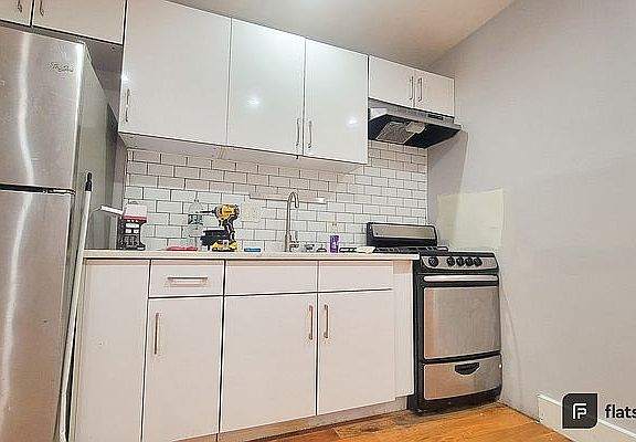 4th image of 586 Bainbridge St #A