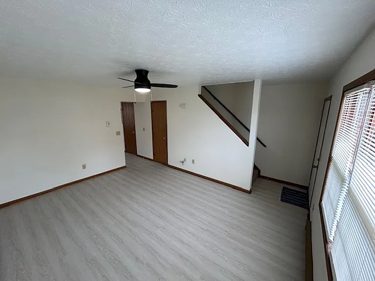 1520 Hawk Cir #F — Photo 6