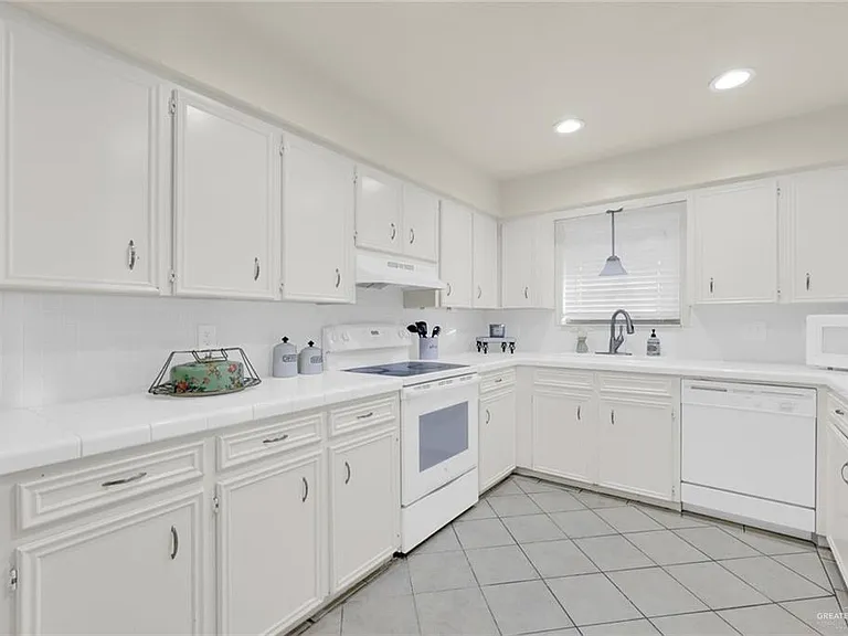 2039 W Umar Ave — Photo 6