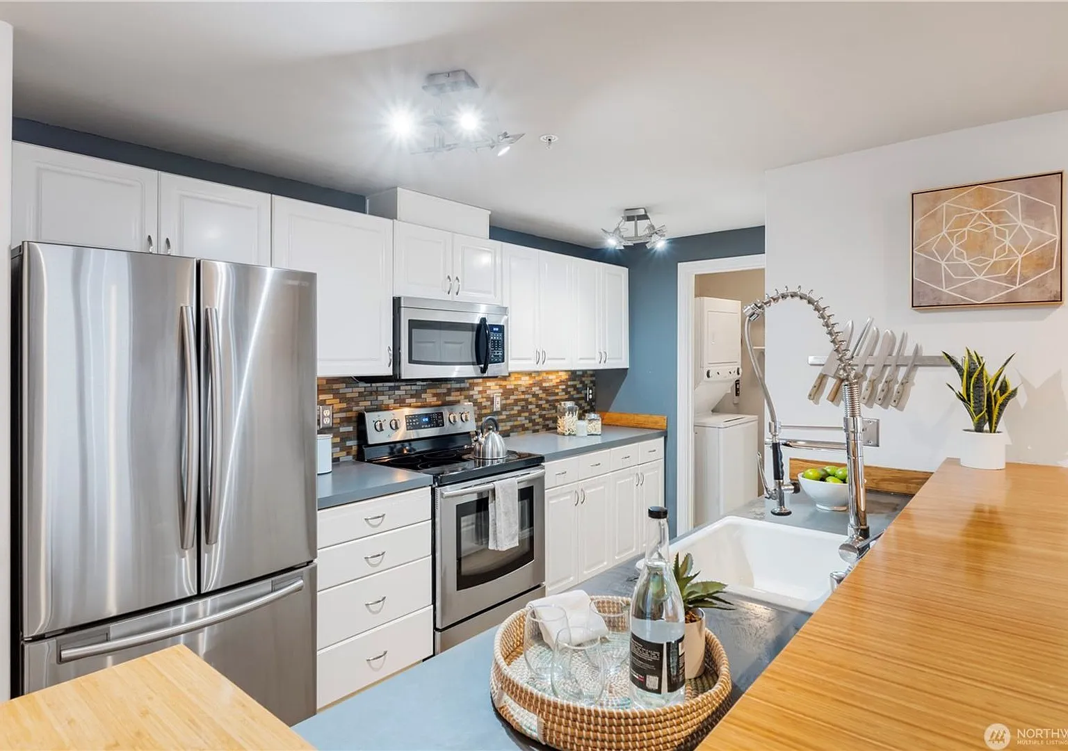 Amazing West Seattle 2 bedroom 2 bath W/S/G and 2 parking spots included! — Photo 2