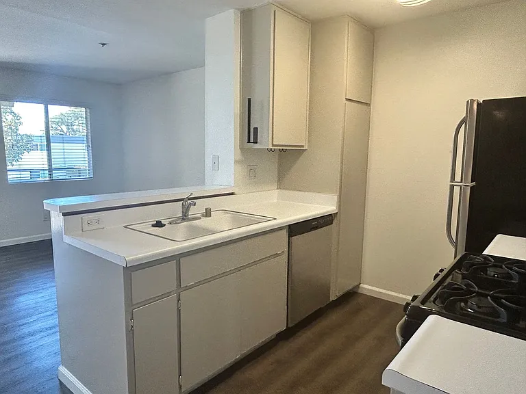 1377 Oakdale Ave — Photo 3