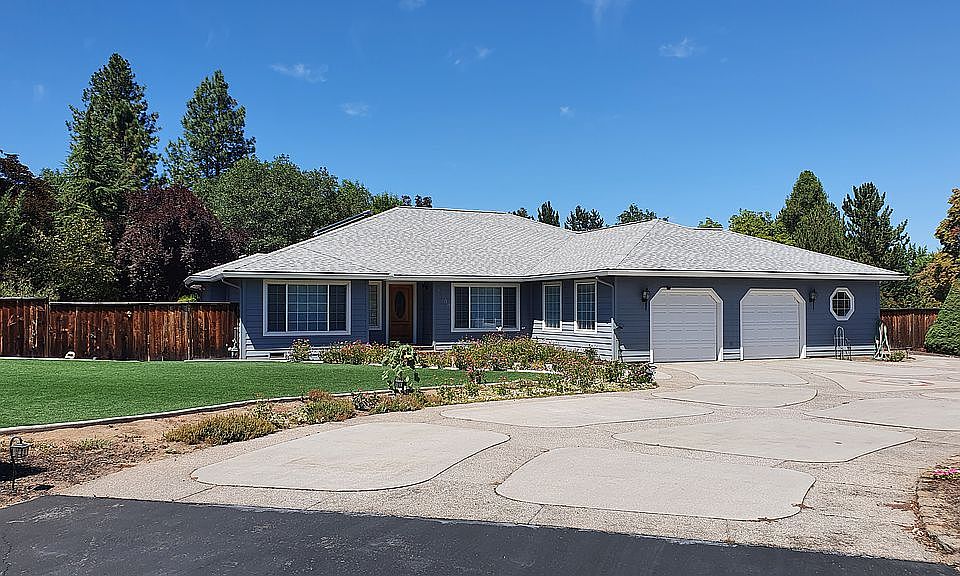 Front View, huge driveway