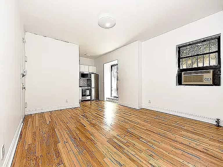 222 W 15th St #1D — Photo 5