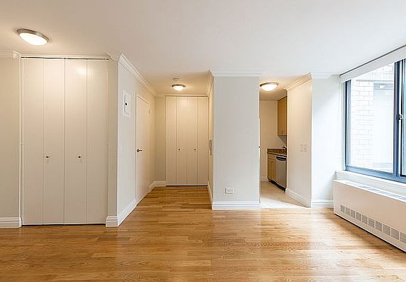 5th image of 235 W 48th St APT 15A
