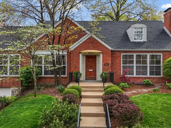 8104 Stratford Dr, Saint Louis, MO 63105