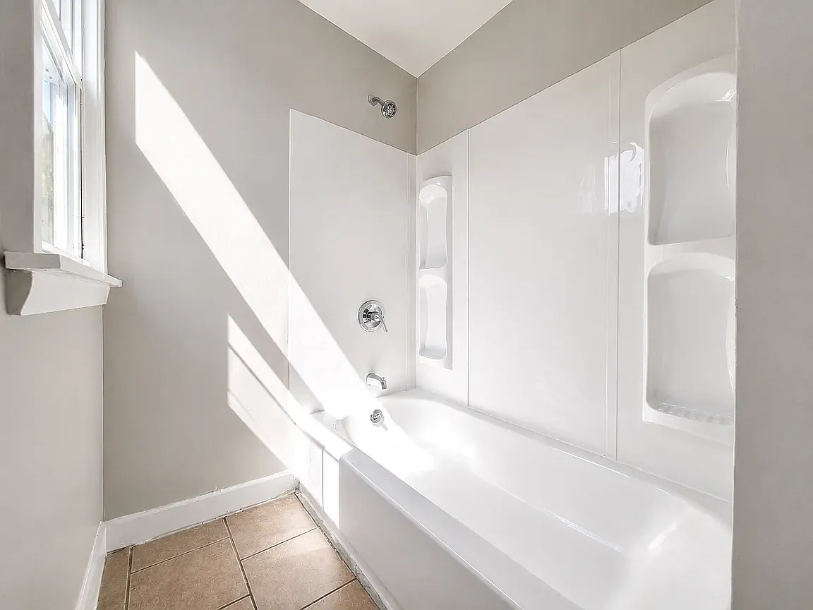 5 bed, 1830 sqft, $2,350 — Photo 3
