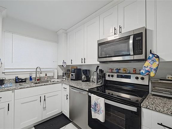 5th image of 323 Pine Ave