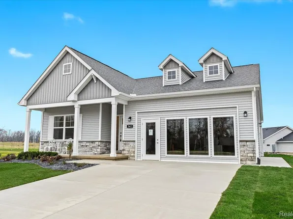 362 Jubilee Dr, Whitmore Lake, MI 48189