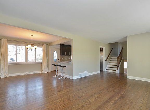4th image of 801 Castlewood Ln