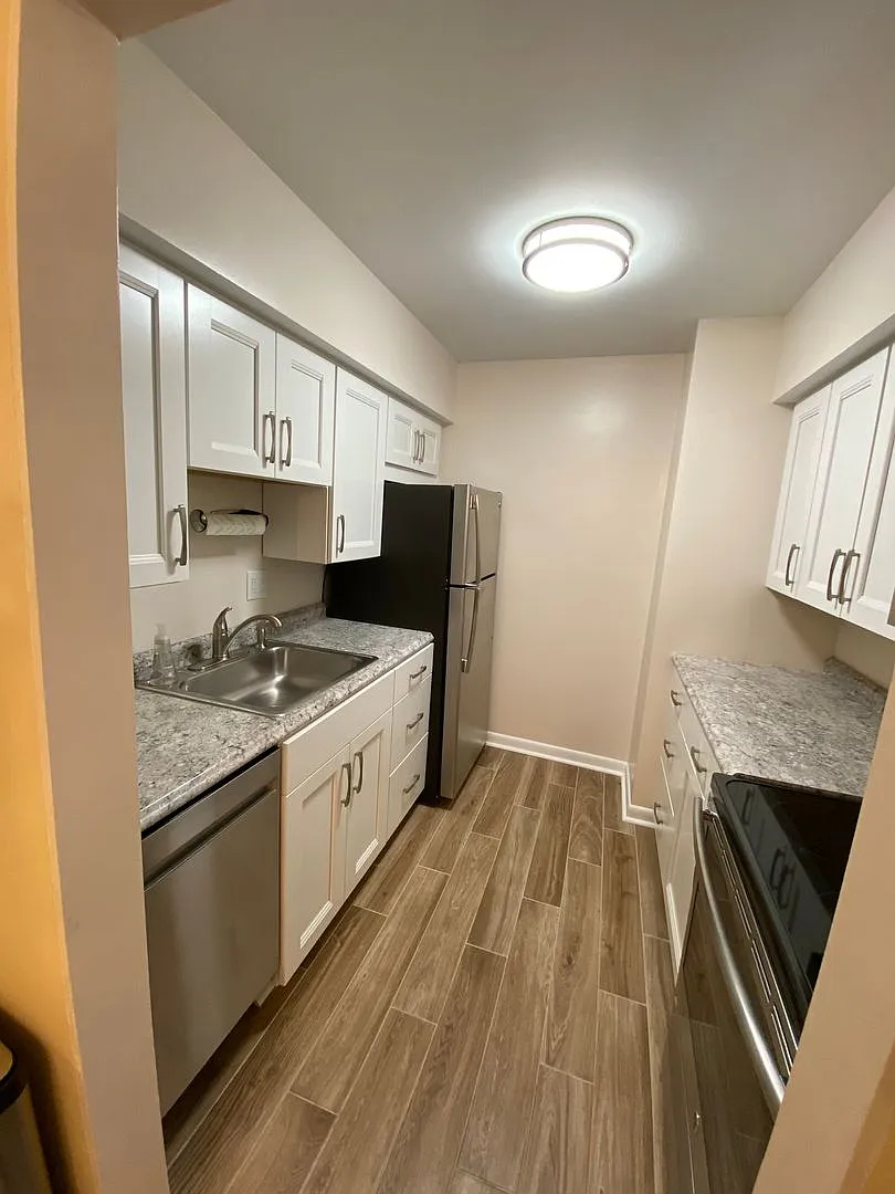 Cozy 1 Bedroom in a Quiet Building in Emsworth! — Photo 1