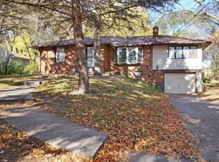 2945 Troseth Rd, Roseville, MN 55113