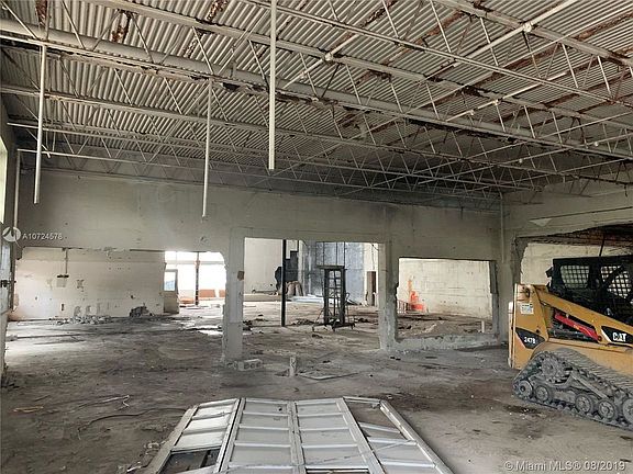 5th image of 1500 E Commercial Blvd