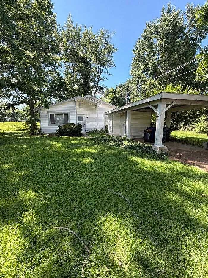3 bed, 2.0 bath, 1048 sqft, $1,700 — Photo 1