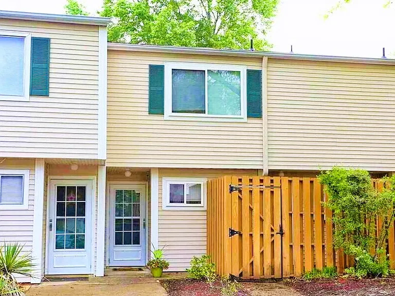 220 Elizabeth St #D4 — Photo 1