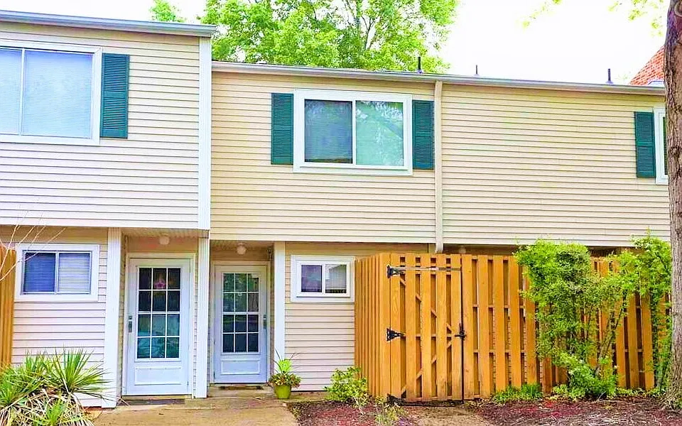 220 Elizabeth St #D4