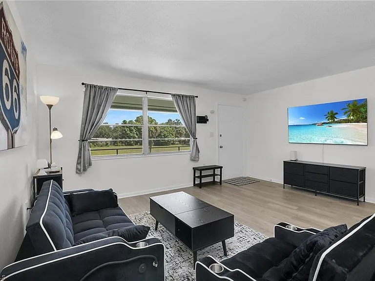 3225 E Riverside Dr — Photo 4