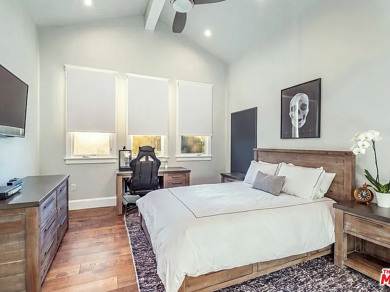 4800 Zelzah Ave — Photo 32