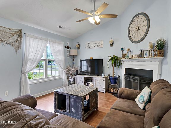 3rd image of 306 Eastwood Lane SE