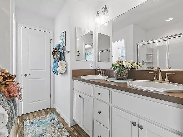 Main bedroom bathroom