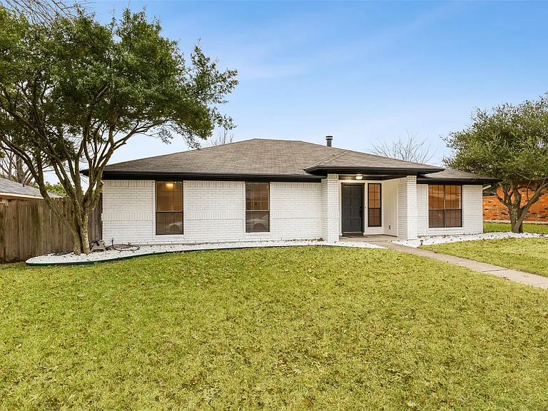 924 Simon Dr — Photo 3