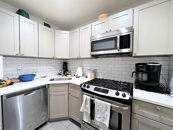4th image of 215 E Broadway APT 2F