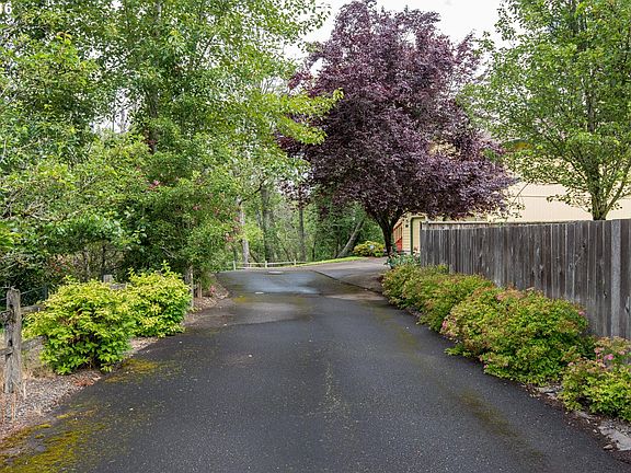 5th image of 692 SE Beaver Creek Ct