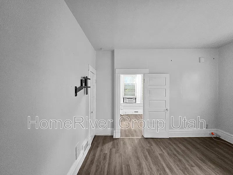 1277 E 100 S — Photo 3