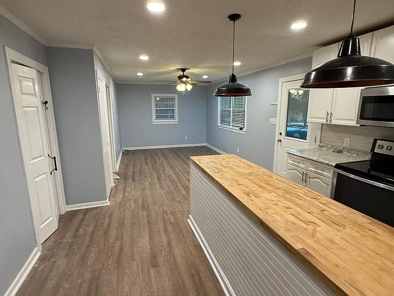 138 Whitman Cir — Photo 3