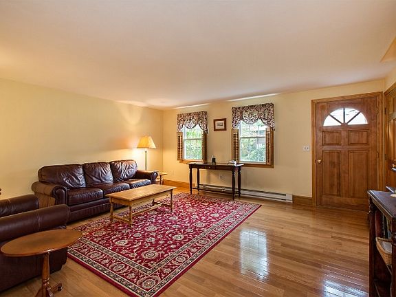 5th image of 55 Oakridge Dr