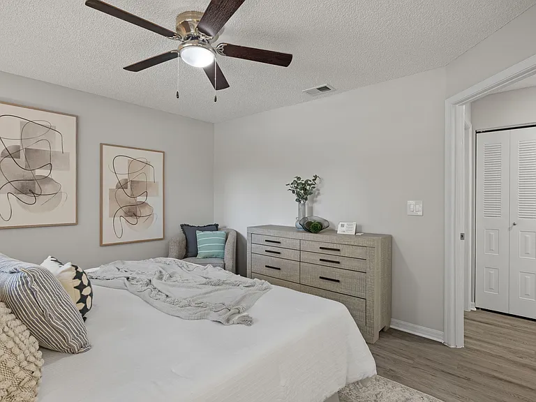 Oasis Naples Apartments — Photo 25