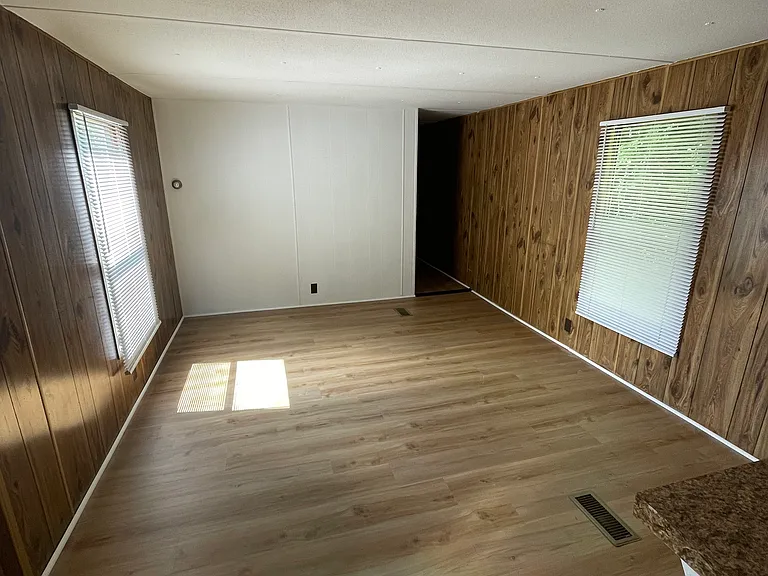 1555 Rainey Rd — Photo 2