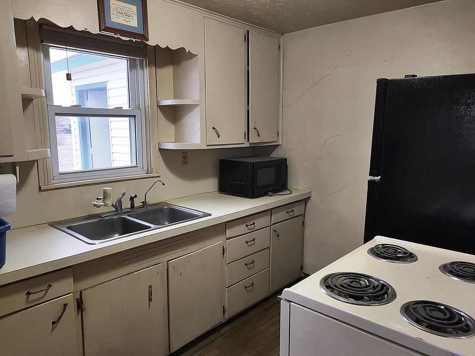 1010 N 4th St, Leoti, KS 67861 Zillow