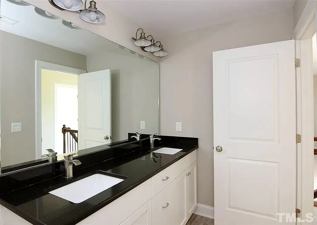 4 bed, 2537 sqft, $2,900 — Photo 4