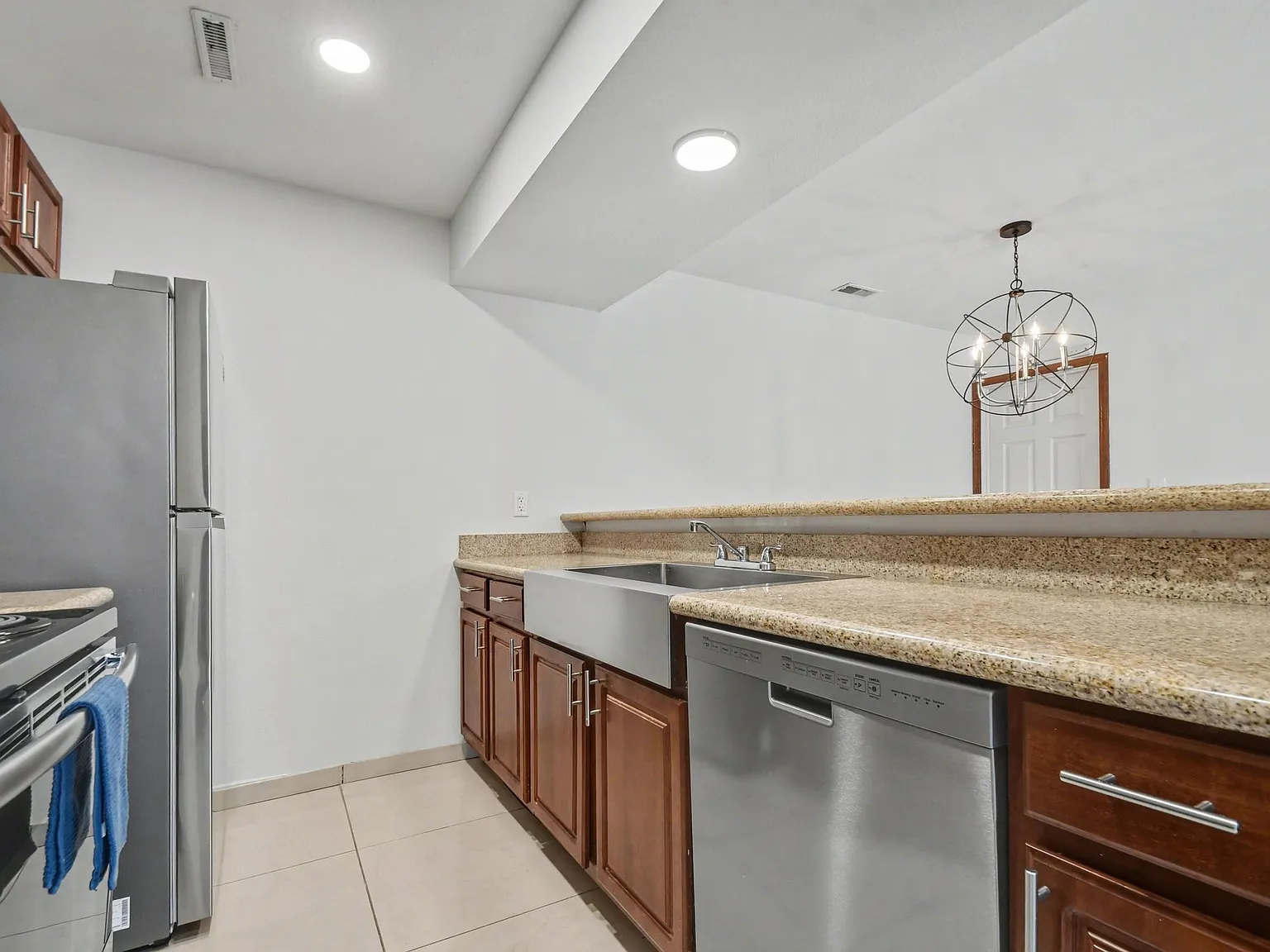 2 bed, 920 sqft, $1,400 — Photo 3