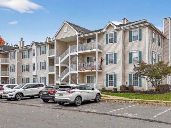 242 Nuthatch Ct, Three Bridges, NJ 08887