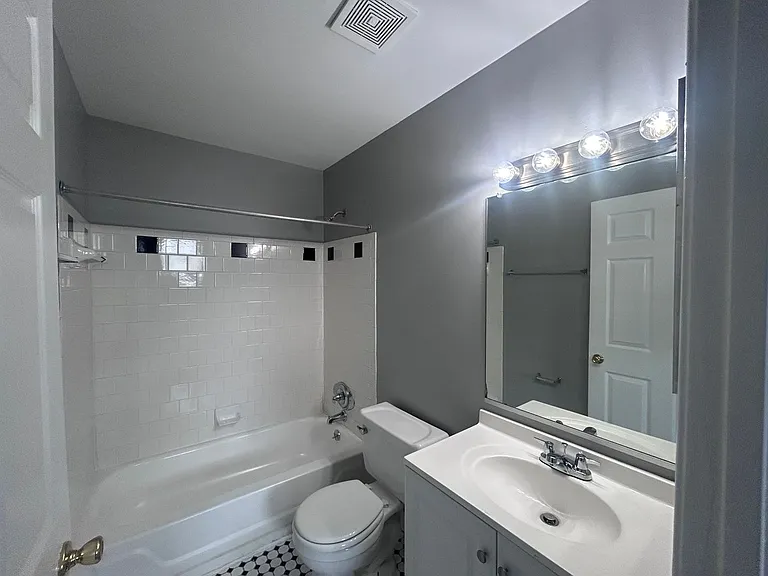2571 Francis St — Photo 2