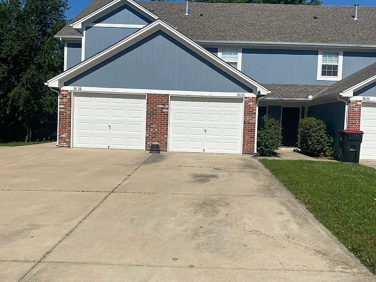3834 SW Harbor Dr — Photo 1