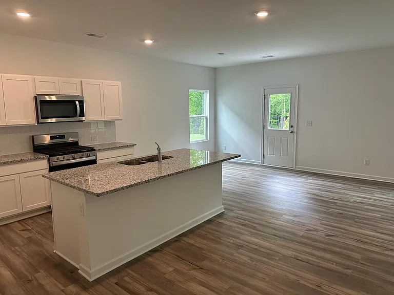 2058 Boxwood Cir — Photo 6