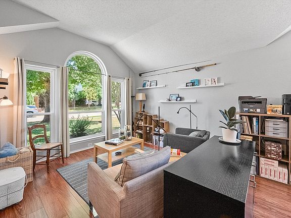 5th image of 704 Oakridge Dr