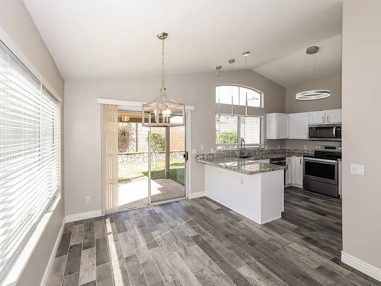 3916 E Morrow Dr — Photo 5