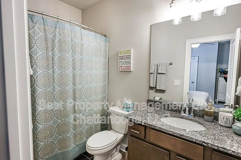 5 bed, 4.5 bath, 4203 sqft, $3,450 — Photo 4