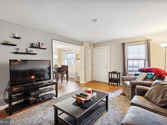 3rd image of 219 Arbour Ct