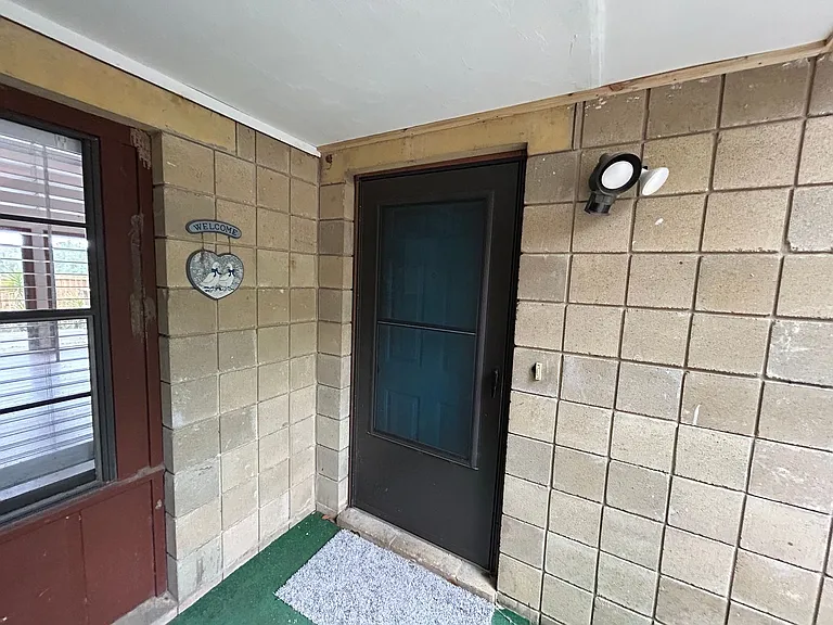 7005 SW 46th Ave — Photo 3