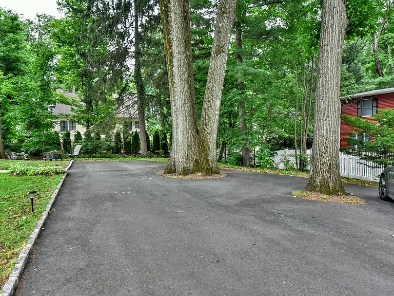 6 Standish Ln — Photo 27