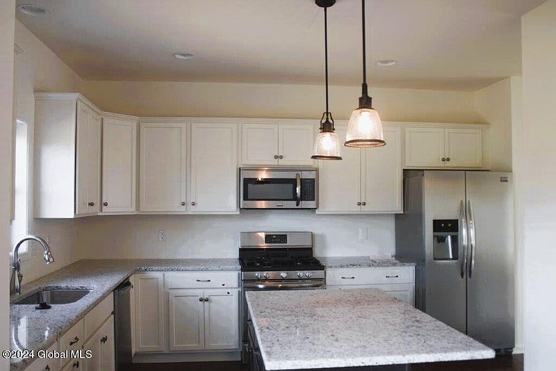 4th image of 914 Ridgeview Circle