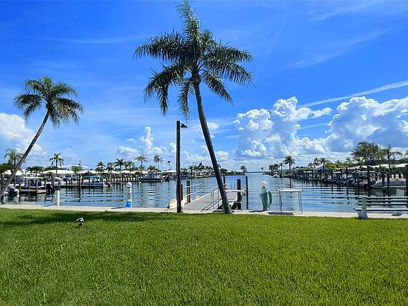 3rd image of 718 Spanish Dr N