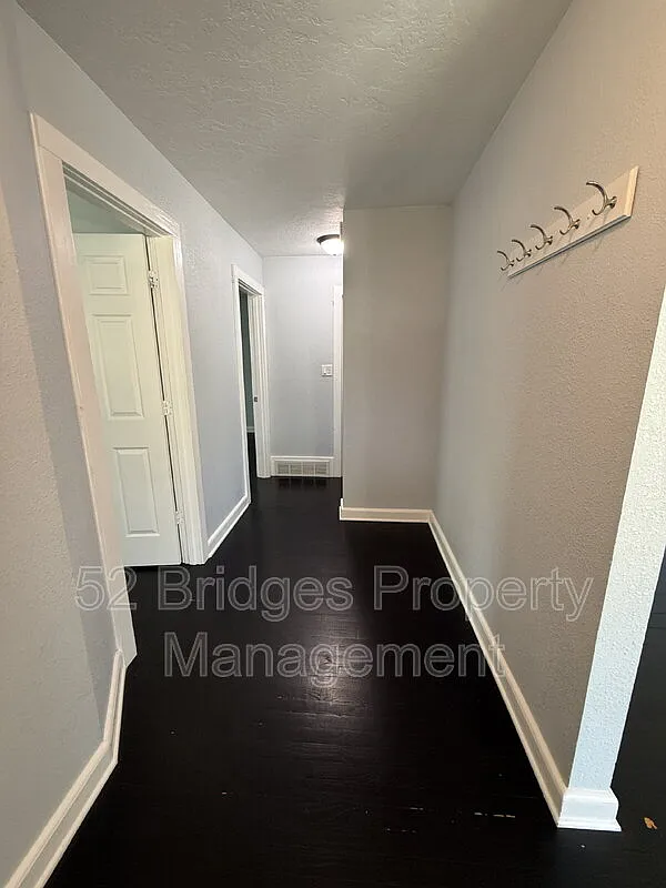 3 bed, 1.5 bath, 1038 sqft, $1,650 — Photo 2