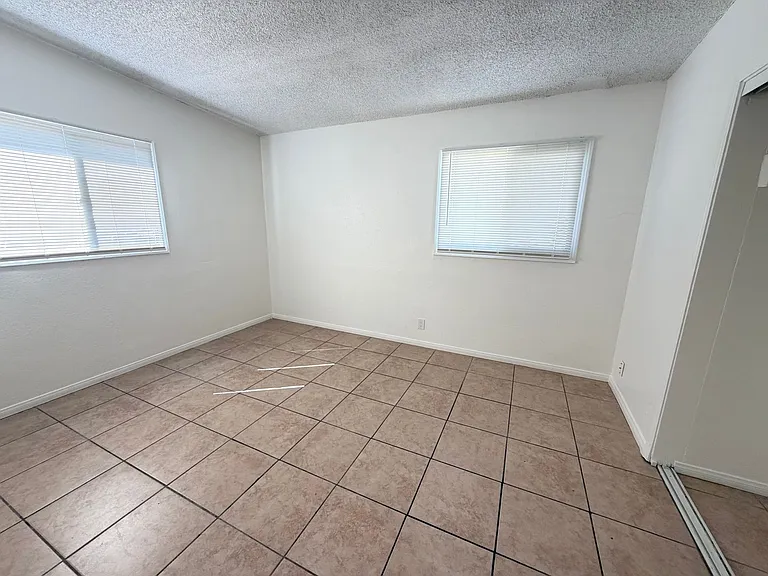 305 Oasis Dr — Photo 8