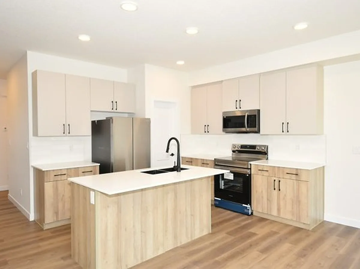 Sf351 - 4 Bed 3 Bath Main + 1 Bed 1 Bath Bsmt Suite Of A Duplex In Alces Sw — Photo 1