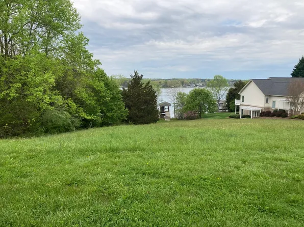 33 Park Place Dr, Moneta, VA 24121